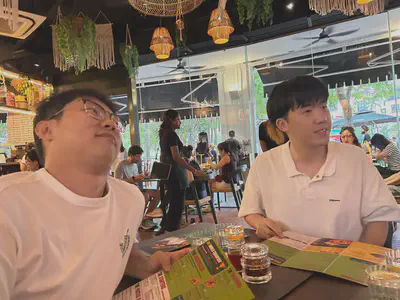 WING members enjoying the Clarke Quay river view